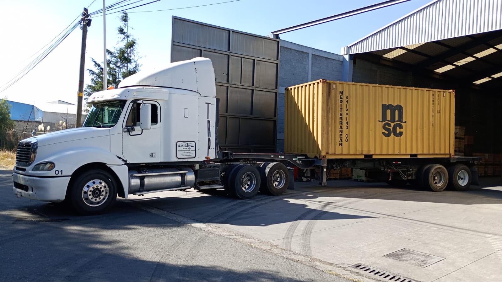 Tractocamión de Logística Global V7 transportando contenedores